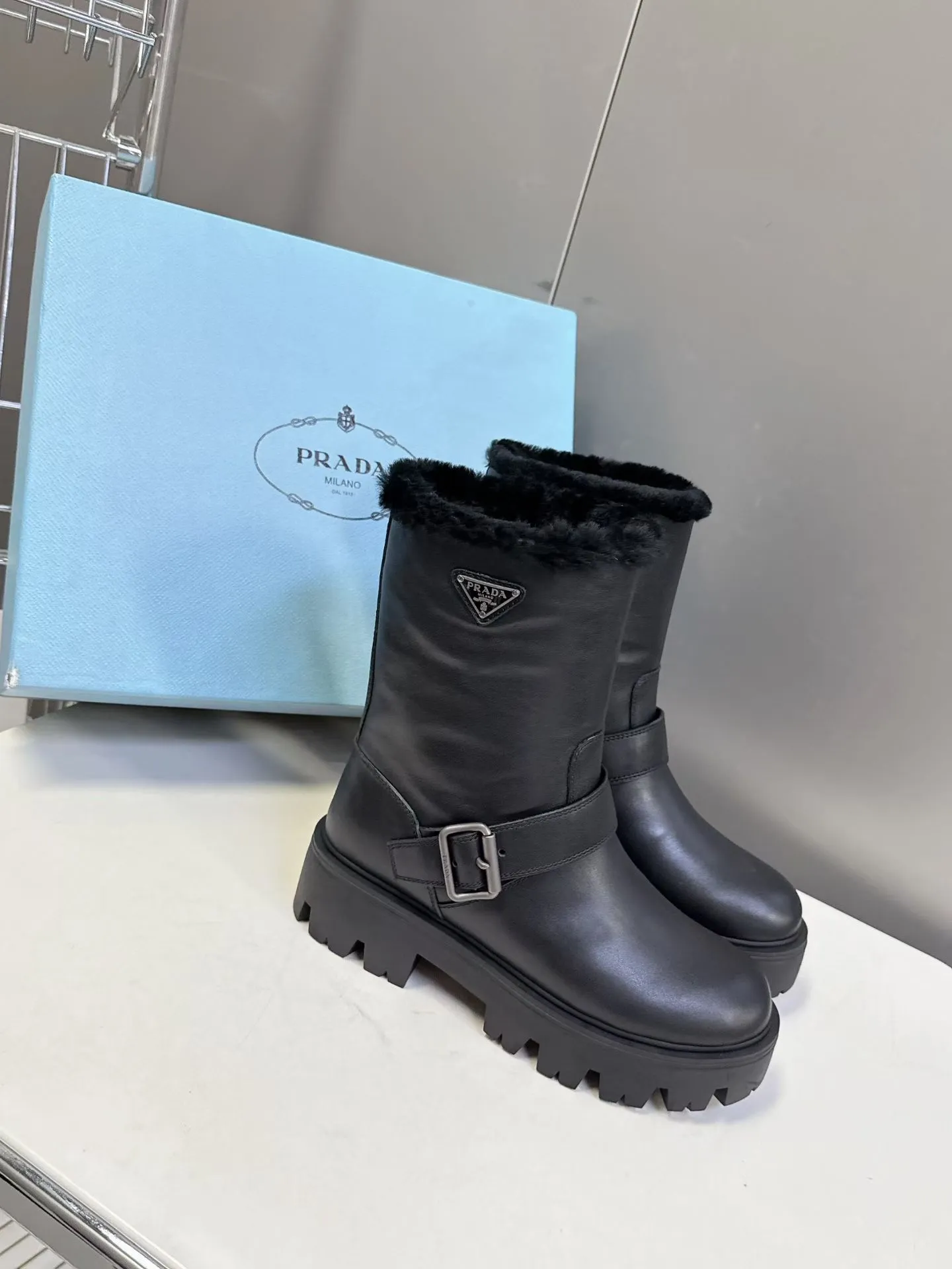 👟👟Ex-factory price 660👟👟 PRADA Prada's latest fall and winter triangular logo slip-on furry boots. There are many celebrities and Internet celebrities. A series that cannot be bought in winter. It is definitely this year's big hit. It is very good-looking. Simple upper design. Highly brand-recognizable triangle logo embellishment. Full of details. The upper foot is large and slim, and the legs are slim. This piece is just right. The outsole height is 5CM, which can instantly increase your height. It is a perfect tool for heightening. The whole series uses a variety of imported materials: polished and waxed calf leather, high mercerized cow suede, real wool lining, super warm, original combined rubber foam outsole, light and comfortable, Size: 35-41 (40 41 customized, non-refundable) 3044